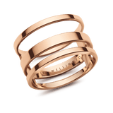 Daniel WellingtonのElan Triad Ring ローズゴールドモデル。3本のポリッシュ仕上げリングが均等な間隔で重なり合い、内側にはブランドロゴの刻印が施されています。