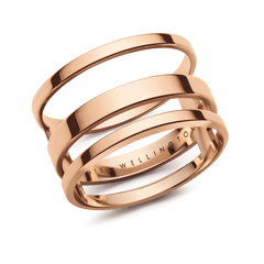 Daniel WellingtonのElan Triad Ring ローズゴールドモデル。3本のポリッシュ仕上げリングが均等な間隔で重なり合い、内側にはブランドロゴの刻印が施されています。