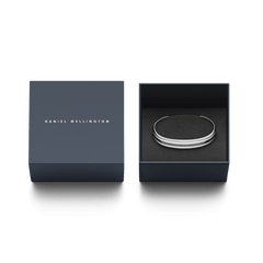 ダニエルウェリントン Emalie Braceletのシルバーとネイビーのギフトボックスを並べた画像です。箱の蓋にはダニエルウェリントンのロゴが箔押しされ、開封時にはホワイトエナメルとシルバーのカフブレスレットが収められています。