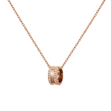 Daniel WellingtonのElan Lumine Necklace ローズゴールドモデルです。上下2列にクリスタルをあしらったリング型ペンダントが、細身のケーブルチェーンに通されています。中央のバンド部分にはブランドロゴが刻印されています。