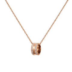 Daniel WellingtonのElan Lumine Necklace ローズゴールドモデルです。上下2列にクリスタルをあしらったリング型ペンダントが、細身のケーブルチェーンに通されています。中央のバンド部分にはブランドロゴが刻印されています。
