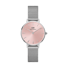 Daniel Wellington Petite Sterling Light Pinkの正面画像。ライトピンクのサンレイ文字盤にシルバーのバーインデックスと針を配し、シルバーメッシュストラップを合わせた女性向け腕時計です。