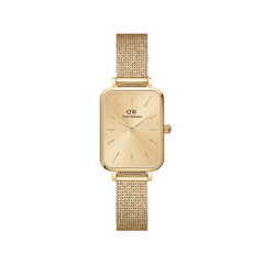 Daniel Wellington Quadro Pressed Unitone Goldの正面画像です。スクエア形状のゴールドケースに、サンレイ仕上げのゴールドダイヤル、同色のバーインデックスと針を組み合わせ、プレス加工のゴールドメッシュストラップと一体感のあるデザインに仕上げています。