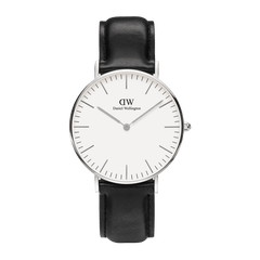 Daniel Wellington Classic Sheffieldの正面画像です。オフホワイトの文字盤にシルバーのバーインデックスと針が映え、ブラックレザーストラップとのコントラストがミニマルな美しさを際立たせています。
