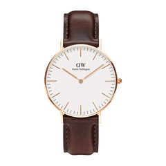 Daniel Wellington Classic Bristolの正面画像。オフホワイトの文字盤にローズゴールドのバーインデックスと針をあしらい、ダークブラウンのレザーストラップを組み合わせたミニマルデザインの腕時計です。