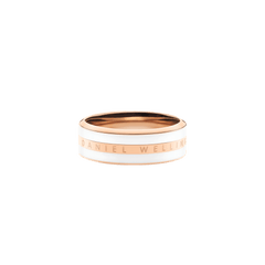 Emalie Ring Satin White Rose Goldを正面から捉えた画像です。ローズゴールドの中央バンドにはDaniel Wellingtonのロゴが刻印され、上下のサテンホワイトエナメルとのコントラストが美しいデザインとなっています。