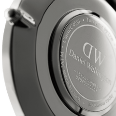 Classic Sheffieldの裏蓋を拡大した画像です。ポリッシュ仕上げのシルバーケースバックには、Daniel Wellingtonのロゴ、シリアルナンバー、3ATM防水表記が刻印されています。丁寧な仕上げと品質へのこだわりが感じられます。
