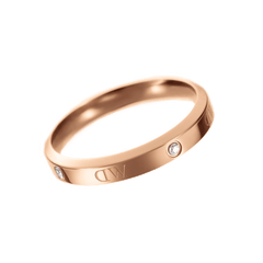 クラシックなLumine Ring Rose Goldを斜め上から撮影した画像です。ローズゴールドの滑らかなバンド表面にはロゴが刻印され、等間隔に埋め込まれたクリスタルの輝きが確認できます。