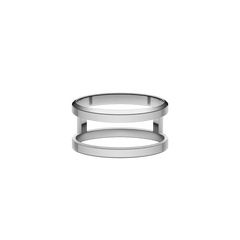 Elan Dual Ring Silverの正面からの画像です。2本のリングが重なり合う立体的な構造で、その間に空間が生まれる独特のデザインが特徴です。また、光を反射して輝くポリッシュ仕上げのシルバーカラーもお楽しみいただけます。