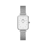 Daniel Wellington Quadro Lumine Pressed Sterlingの正面画像。スクエア型のシルバーケースにオフホワイトの文字盤を配し、12個のクリスタルインデックスが輝くレディースウォッチです。プレス加工のシルバーメッシュストラップが繊細な光沢を放ち、上品な印象に仕上げています。