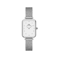 Daniel Wellington Quadro Lumine Pressed Sterlingの正面画像。スクエア型のシルバーケースにオフホワイトの文字盤を配し、12個のクリスタルインデックスが輝くレディースウォッチです。プレス加工のシルバーメッシュストラップが繊細な光沢を放ち、上品な印象に仕上げています。