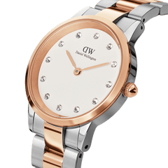 Iconic Link Lumine Rose Goldを斜めからとらえたクローズアップ画像です。ローズゴールドのベゼルとクリスタルインデックスの繊細な輝き、ポリッシュ仕上げのローズゴールドリンクとサテン仕上げのシルバーリンクが交互に連なるブレスレットの細部がご覧いただけます。