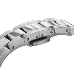 Iconic Link Unitone Silverのバタフライクラスプ部分を裏側から捉えたクローズアップ画像です。サテン仕上げとポリッシュ仕上げが交互に施されたステンレススチール製のリンクが精密に組み上げられ、フラットに閉じるクラスプの構造が確認できます。