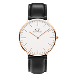 Daniel Wellington Classic Sheffieldの正面画像。ローズゴールドの薄型ラウンドケースにオフホワイトの文字盤を合わせ、ローズゴールドのバーインデックスと針をあしらったミニマルなデザインです。ブラックレザーストラップを組み合わせています。