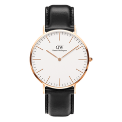 Daniel Wellington Classic Sheffieldの正面画像。ローズゴールドの薄型ラウンドケースにオフホワイトの文字盤を合わせ、ローズゴールドのバーインデックスと針をあしらったミニマルなデザインです。ブラックレザーストラップを組み合わせています。