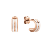 Daniel WellingtonのEmalie Earrings ローズゴールド×サテンホワイトモデルです。正面と側面から撮影されたミニフープピアスで、上下にサテンホワイトのエナメルストライプ、中央のポリッシュ加工されたバンド部分にはブランドロゴが刻印されています。