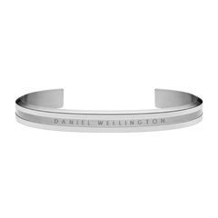 Elan Braceletシルバーを手首に装着した際の正面からの画像です。開口部が上を向いたカフスタイルで、中央のサテン仕上げ部分にはDaniel Wellingtonの刻印が施されています。両端のポリッシュ加工されたフレームが立体感を演出しています。