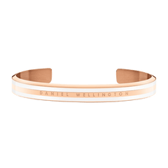 Daniel WellingtonのEmalie Slim Braceletは、ローズゴールドのカフブレスレットです。中央にブランドロゴが刻印され、両サイドにはサテンホワイトのエナメルラインがあしらわれた、細身で上品なデザインです。