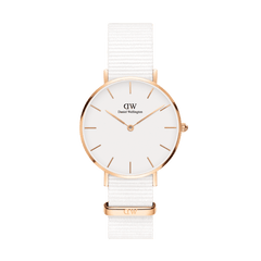 Daniel Wellington Petite Dover Rose Goldの正面画像。ホワイトの文字盤にローズゴールドのバーインデックスと針が映え、ホワイトのNATOストラップとローズゴールドのバックルがアクセントとなった女性向け腕時計です。