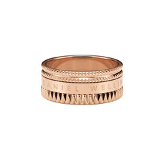 Elevation Ring Rose Goldを正面から捉えた画像です。三層構造の立体的なデザインが特徴で、上下のピラミッド型スタッズが深い陰影を生み出しています。中央のフラットなバンド部分には、Daniel Wellingtonの刻印が施されています。