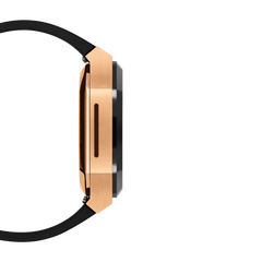 Daniel Wellington Switch Rose Goldを側面からとらえた画像です。ケースの薄さとローズゴールドのヘアライン仕上げが際立ち、サイドボタン用の開口部やブラックベゼルとの境界が確認できます。ブラックFKMラバーストラップとの接続部分もすっきりと納まっています。