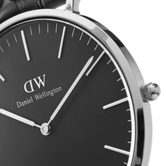Classic Cornwall Black Silverをケースサイドから捉えたアングルです。シルバーのリューズや薄型ケースのプロファイル、ブラック文字盤にあしらわれたブランドロゴとシルバーの針など、細部のディテールがご覧いただけます。