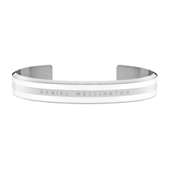 Emalie Braceletシルバーをやや低めの正面アングルから撮影した画像です。サテンホワイトのエナメルストライプに挟まれた中央のバンドにはDaniel Wellingtonのロゴがあしらわれ、カフ型の開口部からはステンレススチールの内側の質感が確認できます。