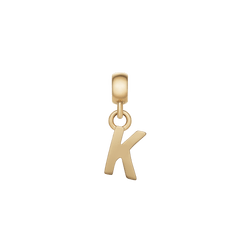 Daniel WellingtonのLetter Charm Goldは、アルファベットの「K」をモチーフにしたデザインです。ポリッシュ仕上げのゴールドが上品な輝きを放ち、上部のベイルとリングを使ってチェーンやブレスレットに取り付けられるコンパクトなサイズ感が特徴です。