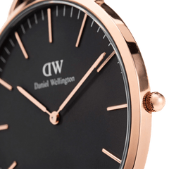Classic Dover Black Rose Goldの文字盤とケースをクローズアップした画像です。ブラックの文字盤にはローズゴールドのバーインデックスと針が配され、リューズにはローレット加工が施されています。細部まで美しく仕上げられたデザインがお楽しみいただけます。