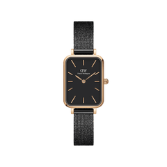 Daniel Wellington Quadro Pressed Ashfieldの正面画像。ローズゴールドのレクタンギュラーケースにブラックの文字盤、ローズゴールドのバーインデックスを配し、ブラックのプレス加工メッシュストラップを組み合わせたスクエアフェイスの腕時計です。