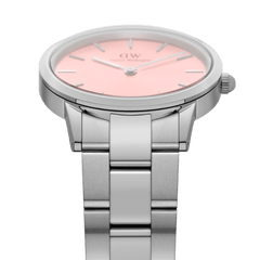 Iconic Link Blush Silverのケースとブレスレットの接続部分を拡大した画像です。ブラッシュピンクの文字盤の下には、鏡面仕上げとサテン仕上げが切り替わるステンレススチール製のリンクが、堅牢な造りで精密に組み合わされています。各コマの噛み合わせの精度もご確認いただけます。