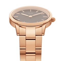 ローズゴールドのIconic Link Black Rose Goldを斜めから捉えた画像です。ケースからブレスレットへと続くテーパー形状の3ピースリンクが生み出す立体感や、サテン仕上げとポリッシュ仕上げを交互に施した質感がお分かりいただけます。