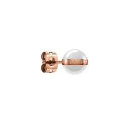 Aspiration Earringsのクローズアップ画像です。サテンホワイトセラミックの球体を横切るローズゴールドのバンドにはDaniel Wellingtonのロゴが刻印されており、ローズゴールドのポストとバタフライキャッチのディテールがわかる横向きのアングルです。