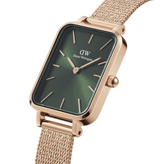 Quadro Pressed Melrose Emeraldを斜めから捉えたクローズアップ画像。深みのあるエメラルドグリーンのダイヤルに光が反射し、サンレイ仕上げの繊細なグラデーションが美しく映えます。ローズゴールドのケースとメッシュストラップの質感がよくわかるアングルです。