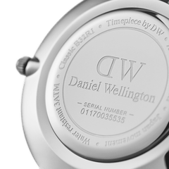 Petite Bondi Black Silverの裏蓋をクローズアップで撮影した画像です。シルバーのケースバックにはDaniel Wellingtonのロゴ、シリアルナンバー、3ATM防水の表記が刻印されています。