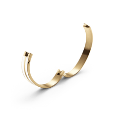 Emalie Infinite Gold Satin Whiteのバングルをヒンジ部分から開いた状態です。ゴールドのポリッシュ仕上げボディの内側には、ホワイトエナメルの2本ラインが施されており、継ぎ目のないクロージングシステムの構造がご覧いただけます。