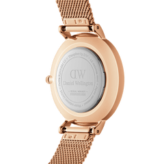 Petite Amber Rose Goldの裏蓋を写した画像です。ステンレススチール製の裏蓋にはDaniel Wellingtonのロゴとシリアルナンバーが刻印されています。また、ローズゴールドのケースサイドにはリューズが、メッシュストラップにはクイックリリース機構が確認できます。