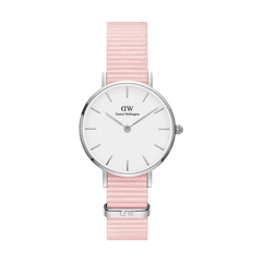 Daniel Wellington Petite Rosewaterの白背景での全体写真です。淡いピンクのNATOストラップにシルバーのキーパーとバックルが調和し、ホワイト文字盤のすっきりとしたデザインが清潔感のある印象を演出します。