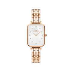 Daniel Wellington Quadro Lumine 5 Link Melroseの正面画像。ローズゴールドのスクエアケースにホワイトマザーオブパールの文字盤とクリスタルインデックスをあしらい、5リンク構造のローズゴールドブレスレットを組み合わせた女性向け腕時計です。