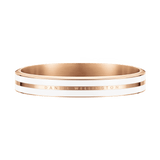 Emalie Infinite Rose Gold Satin Whiteのバングルを斜め上から撮影した画像です。閉じた状態で継ぎ目がなく、滑らかなシルエットが美しく際立ち、ホワイトエナメルとローズゴールドのコントラストが上品に映えています。