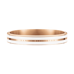 Emalie Infinite Rose Gold Satin Whiteのバングルを斜め上から撮影した画像です。閉じた状態で継ぎ目がなく、滑らかなシルエットが美しく際立ち、ホワイトエナメルとローズゴールドのコントラストが上品に映えています。