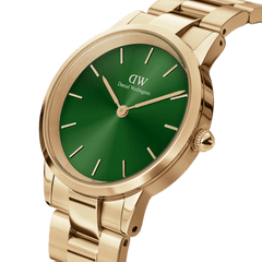 Iconic Link Emerald Goldを斜め上から捉えたクローズアップ画像です。深いエメラルドグリーンのサンレイダイヤルが光を受けて放射状に輝き、ゴールドケースのサテン仕上げベゼルやリューズの細部まで確認できます。
