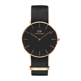 Daniel Wellington Classic Cornwall Black Rose Goldの正面画像。ブラックの文字盤にローズゴールドのバーインデックスと針が映え、ブラックのNATOストラップとローズゴールドの金具を合わせたミニマルなデザインです。