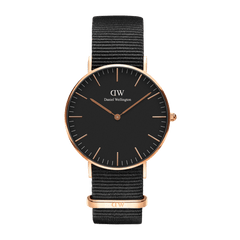 Daniel Wellington Classic Cornwall Black Rose Goldの正面画像。ブラックの文字盤にローズゴールドのバーインデックスと針が映え、ブラックのNATOストラップとローズゴールドの金具を合わせたミニマルなデザインです。