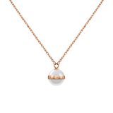 Daniel WellingtonのAspiration Necklaceは、ローズゴールドのチェーンにサテンホワイトセラミックの球体ペンダントがあしらわれたデザインです。ペンダント中央のローズゴールドバンドには、ブランドロゴが刻印されています。