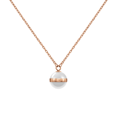 Daniel WellingtonのAspiration Necklaceは、ローズゴールドのチェーンにサテンホワイトセラミックの球体ペンダントがあしらわれたデザインです。ペンダント中央のローズゴールドバンドには、ブランドロゴが刻印されています。