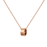 Daniel WellingtonのElan Necklace ローズゴールドモデル。細いケーブルチェーンに、ブランドロゴと2本の溝が刻まれたリング型ペンダントをあしらった、ミニマルなデザインのネックレスです。