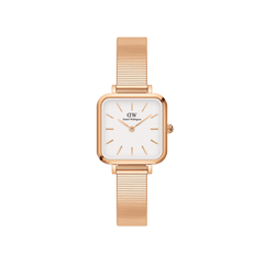 Daniel Wellington Quadro Studioのローズゴールドモデルです。オフホワイトの文字盤にローズゴールドのバーインデックスをあしらったスクエアケースと、細かな横溝が特徴のピアノ調ストラップを組み合わせた、女性向けのコンパクトな腕時計です。