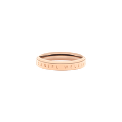 Classic Ring ローズゴールドを斜めから捉えたアングルです。フラットな側面に刻印されたDaniel Wellingtonのロゴと、上面のポリッシュ仕上げによる美しい光沢が際立ちます。