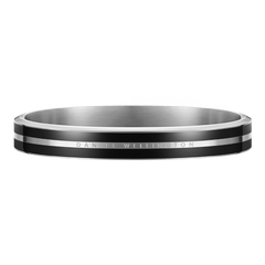 Emalie Infinite Silver Blackバングルを斜め上から撮影した画像です。閉じた状態のリングの美しいフォルムが確認でき、ブラックエナメルとシルバーのストライプが一周するデザインと、中央のバンドに刻印されたDaniel Wellingtonのロゴが見えます。